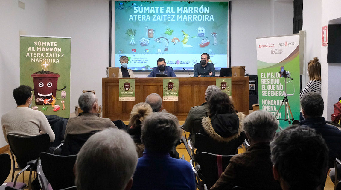 Presentación de campaña de comunicación sobre reciclaje y compostaje con los residuos quinto container de sangüesa agencia de comunicación de publicidad en Pamplona en Navarra